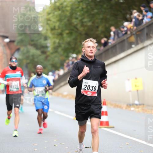 05.10.2025 - 20. swb-Marathon Bremen Michael Strokosch http://msf.ph/oto/9214837 05.10.2025 12:39:41 Laufen 8806, 2030 meine-sportfotos.de