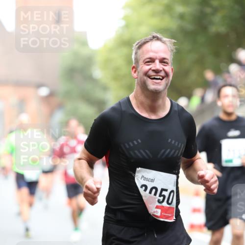 05.10.2025 - 20. swb-Marathon Bremen Michael Strokosch http://msf.ph/oto/9214887 05.10.2025 12:40:06 Laufen 050 meine-sportfotos.de