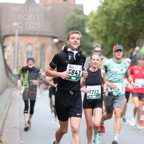 05.10.2025 - 20. swb-Marathon Bremen Michael Strokosch http://msf.ph/oto/9214910 05.10.2025 12:40:19 Laufen 5847, 7713, 4704 meine-sportfotos.de