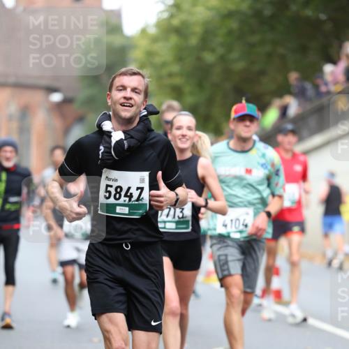 05.10.2025 - 20. swb-Marathon Bremen Michael Strokosch http://msf.ph/oto/9214912 05.10.2025 12:40:20 Laufen 5847, 7713, 4104 meine-sportfotos.de