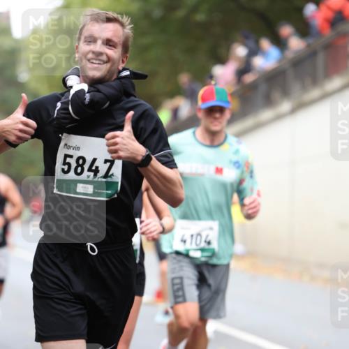 05.10.2025 - 20. swb-Marathon Bremen Michael Strokosch http://msf.ph/oto/9214913 05.10.2025 12:40:20 Laufen 5847, 4104 meine-sportfotos.de