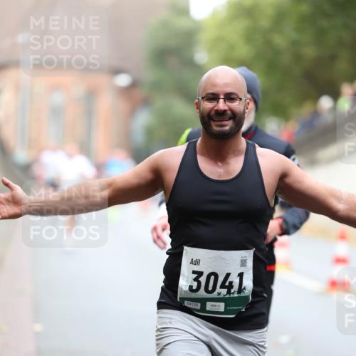 05.10.2025 - 20. swb-Marathon Bremen Michael Strokosch http://msf.ph/oto/9214920 05.10.2025 12:40:23 Laufen 3041, 04125 meine-sportfotos.de