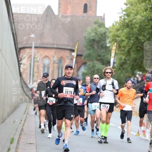 05.10.2025 - 20. swb-Marathon Bremen Michael Strokosch http://msf.ph/oto/9214950 05.10.2025 12:40:41 Laufen 496, 1976, 756, 7975, 1943 meine-sportfotos.de