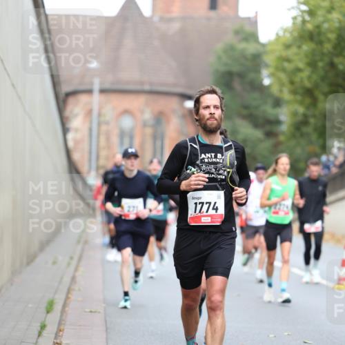 05.10.2025 - 20. swb-Marathon Bremen Michael Strokosch http://msf.ph/oto/9214980 05.10.2025 12:40:57 Laufen 1774 meine-sportfotos.de