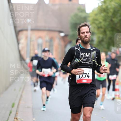 05.10.2025 - 20. swb-Marathon Bremen Michael Strokosch http://msf.ph/oto/9214983 05.10.2025 12:40:58 Laufen 174 meine-sportfotos.de