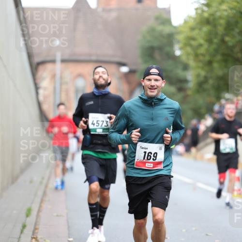 05.10.2025 - 20. swb-Marathon Bremen Michael Strokosch http://msf.ph/oto/9214992 05.10.2025 12:41:03 Laufen 4573, 169, 998 meine-sportfotos.de