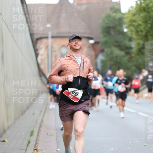 05.10.2025 - 20. swb-Marathon Bremen Michael Strokosch http://msf.ph/oto/9215017 05.10.2025 12:41:17 Laufen 60 meine-sportfotos.de
