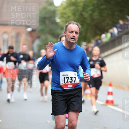 05.10.2025 - 20. swb-Marathon Bremen Michael Strokosch http://msf.ph/oto/9215019 05.10.2025 12:41:21 Laufen 1737 meine-sportfotos.de