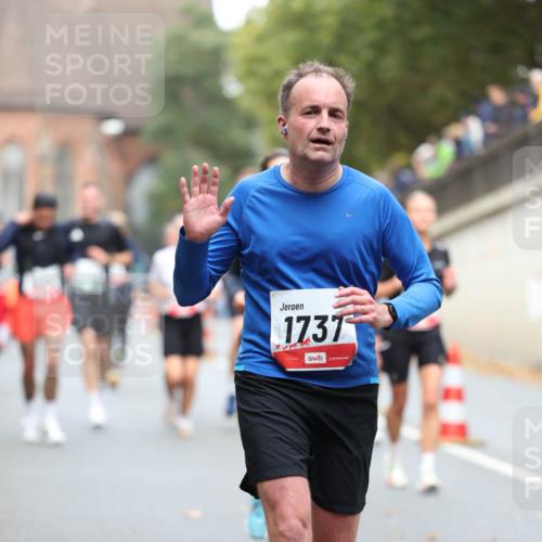 05.10.2025 - 20. swb-Marathon Bremen Michael Strokosch http://msf.ph/oto/9215020 05.10.2025 12:41:21 Laufen 1737 meine-sportfotos.de