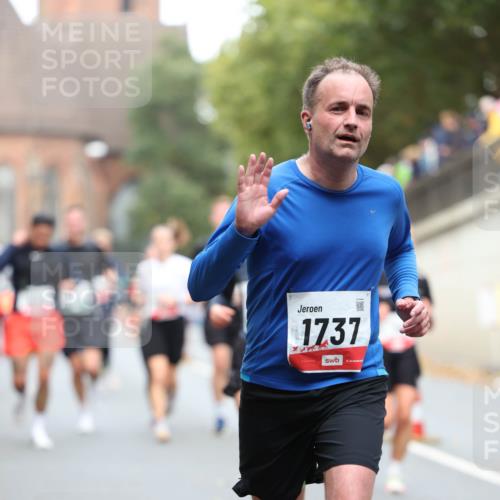 05.10.2025 - 20. swb-Marathon Bremen Michael Strokosch http://msf.ph/oto/9215021 05.10.2025 12:41:22 Laufen 1737 meine-sportfotos.de