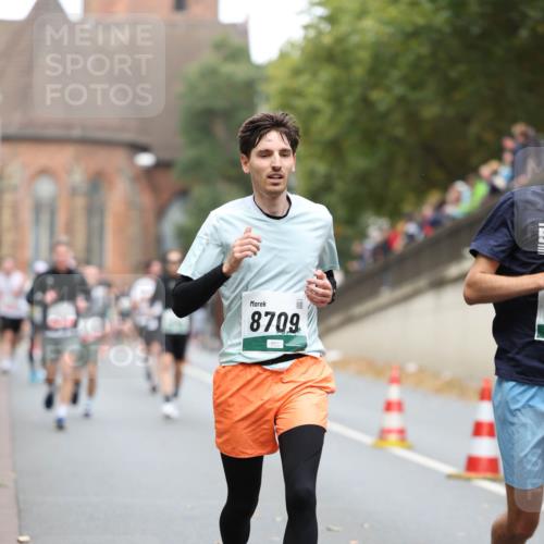 05.10.2025 - 20. swb-Marathon Bremen Michael Strokosch http://msf.ph/oto/9215034 05.10.2025 12:41:31 Laufen 8709 meine-sportfotos.de