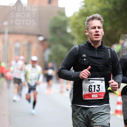 05.10.2025 - 20. swb-Marathon Bremen Michael Strokosch http://msf.ph/oto/9215041 05.10.2025 12:41:37 Laufen 613 meine-sportfotos.de