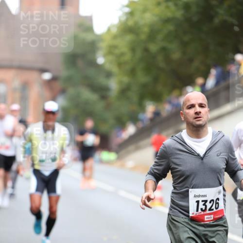 05.10.2025 - 20. swb-Marathon Bremen Michael Strokosch http://msf.ph/oto/9215044 05.10.2025 12:41:39 Laufen 1326 meine-sportfotos.de
