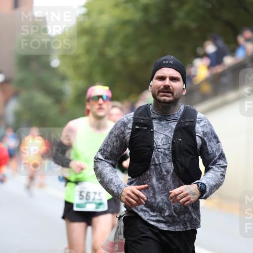 05.10.2025 - 20. swb-Marathon Bremen Michael Strokosch http://msf.ph/oto/9215061 05.10.2025 12:41:48 Laufen 5675 meine-sportfotos.de
