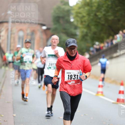 05.10.2025 - 20. swb-Marathon Bremen Michael Strokosch http://msf.ph/oto/9215064 05.10.2025 12:41:50 Laufen 3913, 1931 meine-sportfotos.de