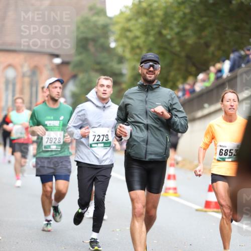 05.10.2025 - 20. swb-Marathon Bremen Michael Strokosch http://msf.ph/oto/9215074 05.10.2025 12:41:54 Laufen 7928, 7279, 6853 meine-sportfotos.de