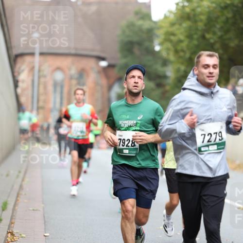 05.10.2025 - 20. swb-Marathon Bremen Michael Strokosch http://msf.ph/oto/9215077 05.10.2025 12:41:56 Laufen 7928, 7279 meine-sportfotos.de