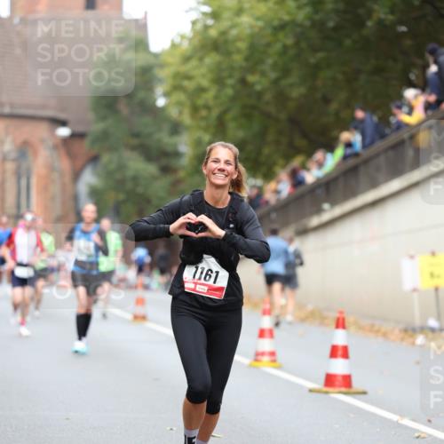 05.10.2025 - 20. swb-Marathon Bremen Michael Strokosch http://msf.ph/oto/9215094 05.10.2025 12:42:05 Laufen 1161 meine-sportfotos.de