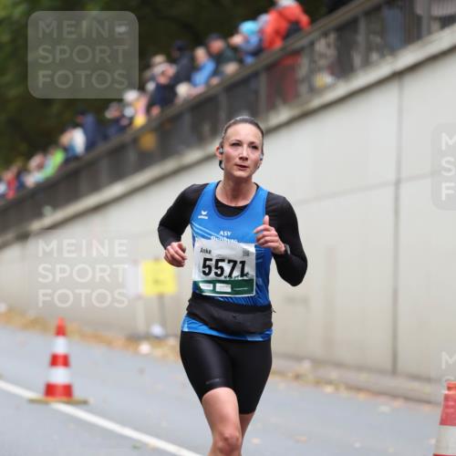 05.10.2025 - 20. swb-Marathon Bremen Michael Strokosch http://msf.ph/oto/9215102 05.10.2025 12:42:10 Laufen 5571 meine-sportfotos.de