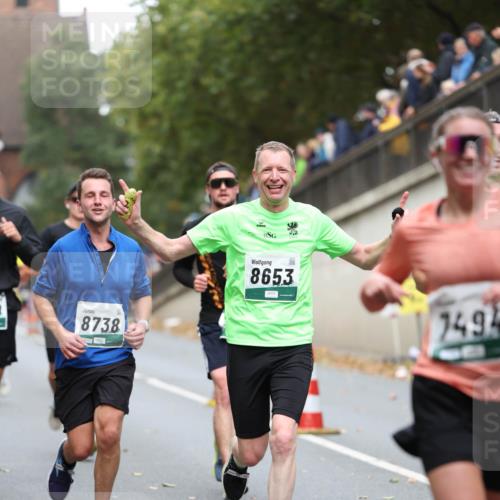 05.10.2025 - 20. swb-Marathon Bremen Michael Strokosch http://msf.ph/oto/9215113 05.10.2025 12:42:14 Laufen 8738, 8653, 749 meine-sportfotos.de