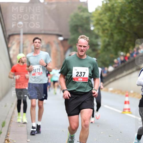 05.10.2025 - 20. swb-Marathon Bremen Michael Strokosch http://msf.ph/oto/9215131 05.10.2025 12:42:23 Laufen 1971, 237 meine-sportfotos.de