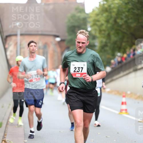 05.10.2025 - 20. swb-Marathon Bremen Michael Strokosch http://msf.ph/oto/9215132 05.10.2025 12:42:23 Laufen 1971, 237 meine-sportfotos.de
