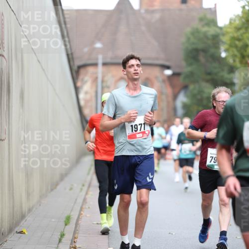 05.10.2025 - 20. swb-Marathon Bremen Michael Strokosch http://msf.ph/oto/9215133 05.10.2025 12:42:24 Laufen 1971, 79 meine-sportfotos.de