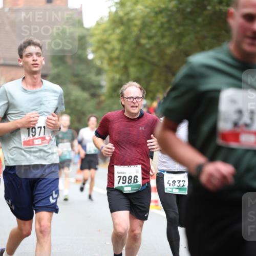 05.10.2025 - 20. swb-Marathon Bremen Michael Strokosch http://msf.ph/oto/9215135 05.10.2025 12:42:25 Laufen 1971, 7986, 4837, 23 meine-sportfotos.de