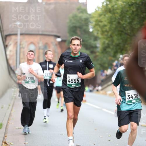 05.10.2025 - 20. swb-Marathon Bremen Michael Strokosch http://msf.ph/oto/9215141 05.10.2025 12:42:29 Laufen 3396, 2573, 4595, 3436 meine-sportfotos.de