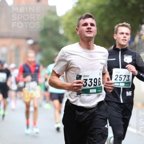 05.10.2025 - 20. swb-Marathon Bremen Michael Strokosch http://msf.ph/oto/9215148 05.10.2025 12:42:33 Laufen 3396, 2573 meine-sportfotos.de