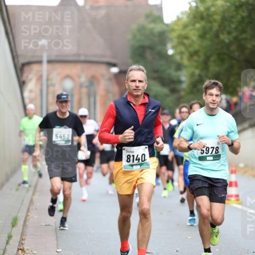 05.10.2025 - 20. swb-Marathon Bremen Michael Strokosch http://msf.ph/oto/9215150 05.10.2025 12:42:34 Laufen 5452, 8140, 5978 meine-sportfotos.de
