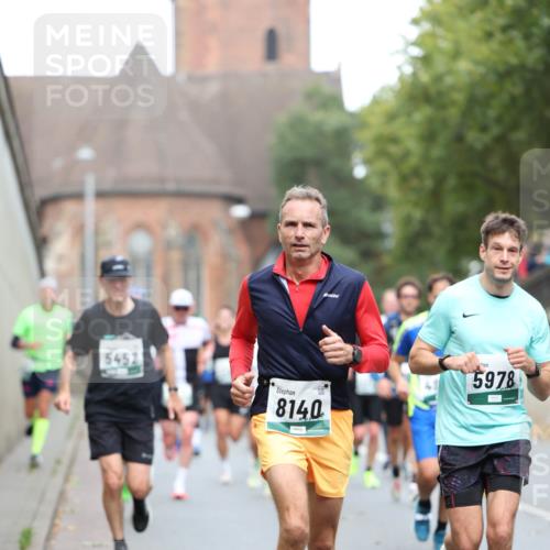 05.10.2025 - 20. swb-Marathon Bremen Michael Strokosch http://msf.ph/oto/9215151 05.10.2025 12:42:34 Laufen 5452, 8140, 5978 meine-sportfotos.de