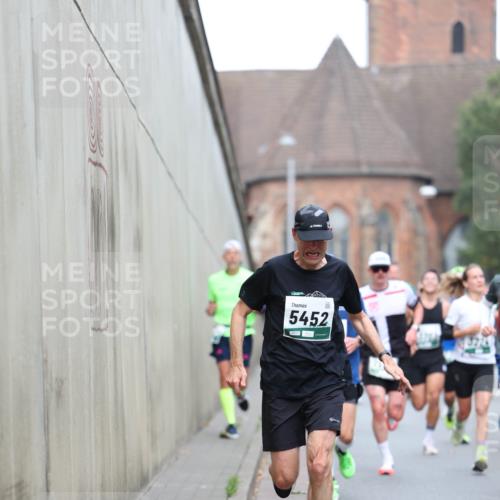 05.10.2025 - 20. swb-Marathon Bremen Michael Strokosch http://msf.ph/oto/9215152 05.10.2025 12:42:36 Laufen 5452 meine-sportfotos.de