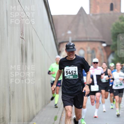 05.10.2025 - 20. swb-Marathon Bremen Michael Strokosch http://msf.ph/oto/9215153 05.10.2025 12:42:36 Laufen 5452 meine-sportfotos.de