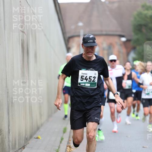 05.10.2025 - 20. swb-Marathon Bremen Michael Strokosch http://msf.ph/oto/9215155 05.10.2025 12:42:36 Laufen 5452 meine-sportfotos.de