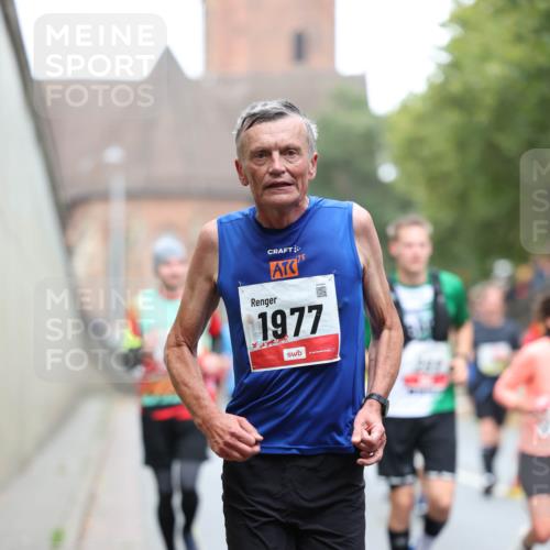 05.10.2025 - 20. swb-Marathon Bremen Michael Strokosch http://msf.ph/oto/9215163 05.10.2025 12:42:42 Laufen 1977 meine-sportfotos.de