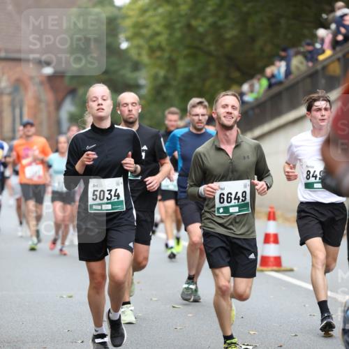 05.10.2025 - 20. swb-Marathon Bremen Michael Strokosch http://msf.ph/oto/9215182 05.10.2025 12:42:54 Laufen 5034, 6649, 849 meine-sportfotos.de