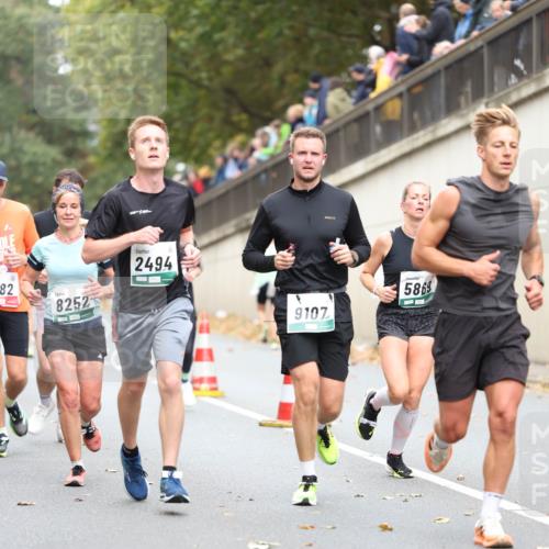 05.10.2025 - 20. swb-Marathon Bremen Michael Strokosch http://msf.ph/oto/9215188 05.10.2025 12:42:56 Laufen 82, 8252, 2494, 9107, 5869 meine-sportfotos.de