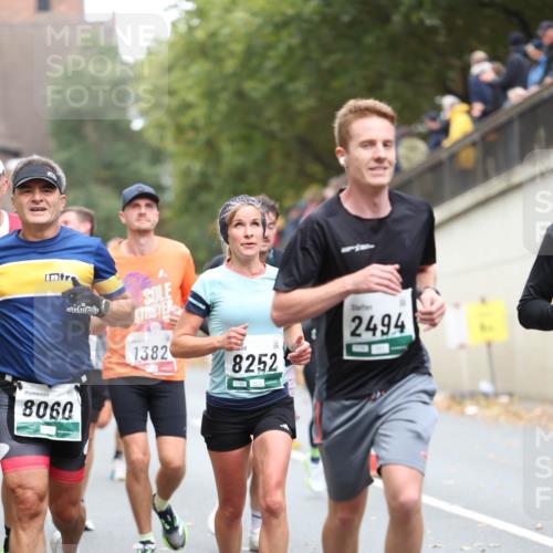 05.10.2025 - 20. swb-Marathon Bremen Michael Strokosch http://msf.ph/oto/9215192 05.10.2025 12:42:58 Laufen 8060, 1382, 2494, 8252 meine-sportfotos.de