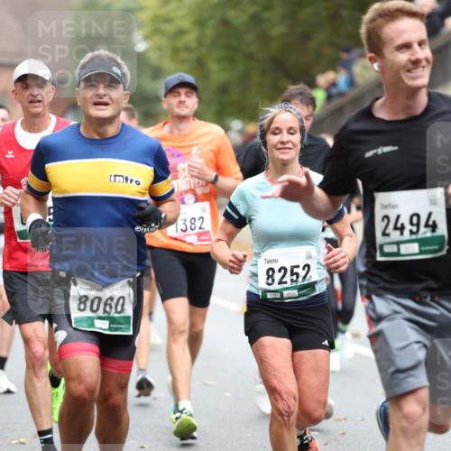 05.10.2025 - 20. swb-Marathon Bremen Michael Strokosch http://msf.ph/oto/9215193 05.10.2025 12:42:58 Laufen 8060, 1382, 8252, 2494 meine-sportfotos.de