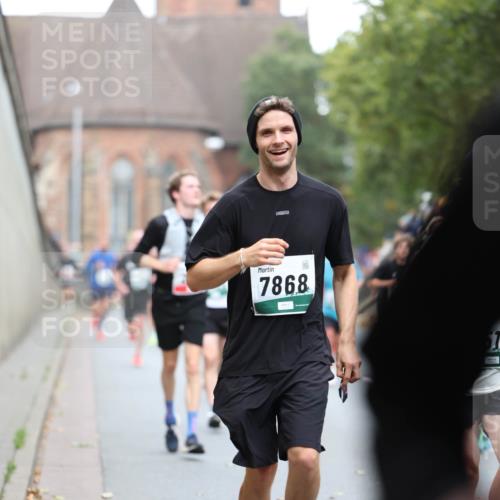 05.10.2025 - 20. swb-Marathon Bremen Michael Strokosch http://msf.ph/oto/9215208 05.10.2025 12:43:07 Laufen 7868 meine-sportfotos.de