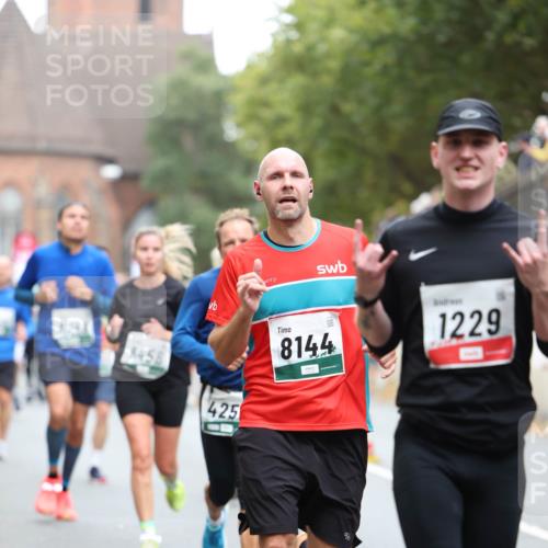 05.10.2025 - 20. swb-Marathon Bremen Michael Strokosch http://msf.ph/oto/9215224 05.10.2025 12:43:17 Laufen 8458, 425, 8144, 1229 meine-sportfotos.de