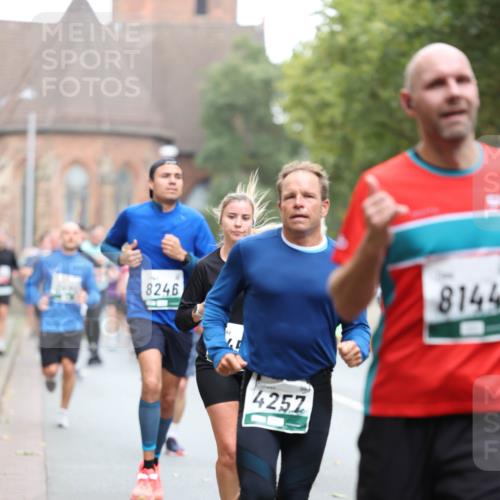 05.10.2025 - 20. swb-Marathon Bremen Michael Strokosch http://msf.ph/oto/9215225 05.10.2025 12:43:18 Laufen 8246, 4257, 8144 meine-sportfotos.de