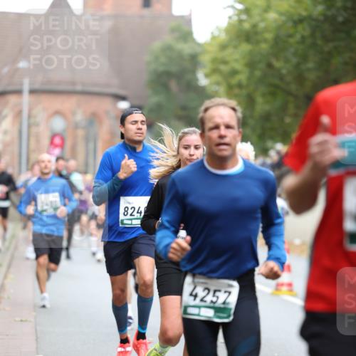 05.10.2025 - 20. swb-Marathon Bremen Michael Strokosch http://msf.ph/oto/9215226 05.10.2025 12:43:18 Laufen 824, 4252 meine-sportfotos.de