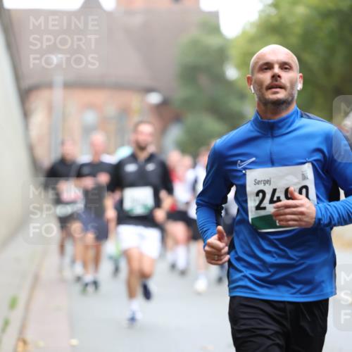 05.10.2025 - 20. swb-Marathon Bremen Michael Strokosch http://msf.ph/oto/9215236 05.10.2025 12:43:22 Laufen 2467 meine-sportfotos.de