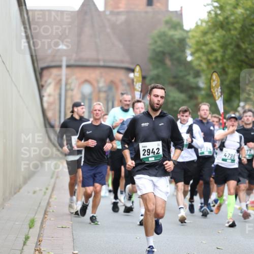 05.10.2025 - 20. swb-Marathon Bremen Michael Strokosch http://msf.ph/oto/9215237 05.10.2025 12:43:23 Laufen 2942, 4796, 77 meine-sportfotos.de