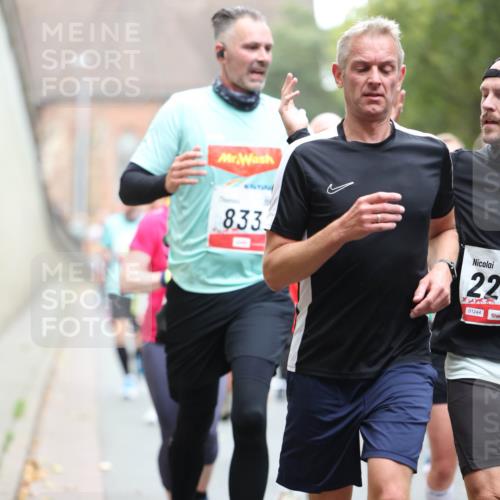 05.10.2025 - 20. swb-Marathon Bremen Michael Strokosch http://msf.ph/oto/9215242 05.10.2025 12:43:28 Laufen 833, 22, 01244 meine-sportfotos.de