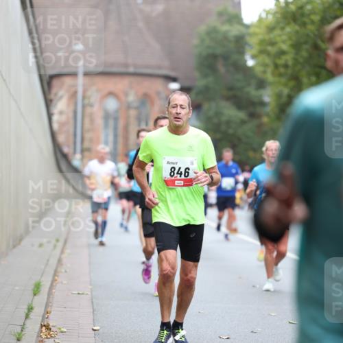 05.10.2025 - 20. swb-Marathon Bremen Michael Strokosch http://msf.ph/oto/9215253 05.10.2025 12:43:34 Laufen 846 meine-sportfotos.de