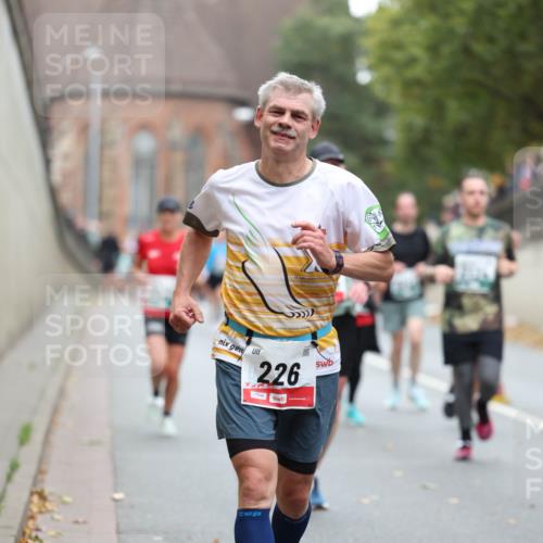 05.10.2025 - 20. swb-Marathon Bremen Michael Strokosch http://msf.ph/oto/9215260 05.10.2025 12:43:43 Laufen 226, 0844 meine-sportfotos.de