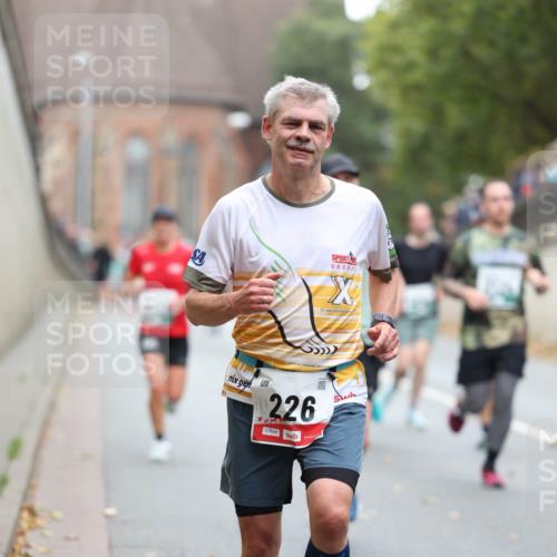 05.10.2025 - 20. swb-Marathon Bremen Michael Strokosch http://msf.ph/oto/9215261 05.10.2025 12:43:43 Laufen 226, 01644 meine-sportfotos.de